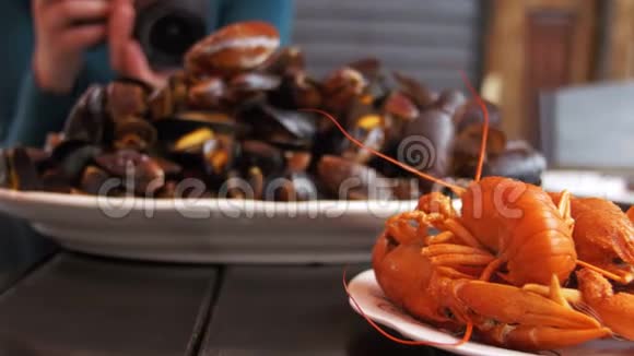 佐治亚州鱼餐厅的木桌上烤红小龙虾和布鲁塞尔视频的预览图