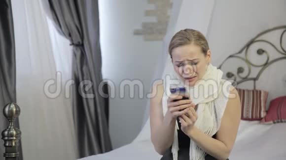 伤心情绪化的女人哭着在手机上发信息视频的预览图