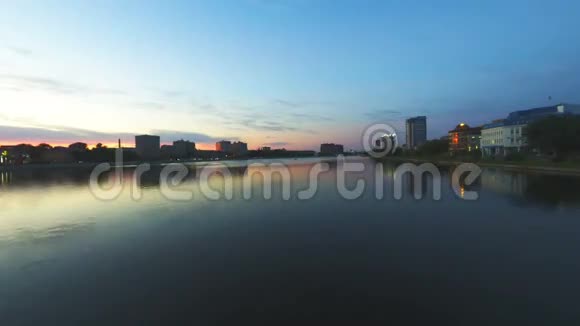 伏尔加河上美丽的日落水岸的模糊镜头打开了路灯和红绿灯视频的预览图