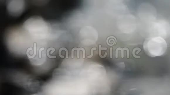 石头和海浪模糊的镜头视频的预览图