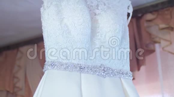 一件漂亮的白色连衣裙挂在衣架上视频的预览图