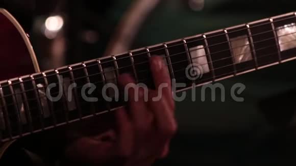 弹电吉他的男性手特写镜头关于音乐主题的录像视频的预览图