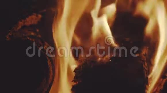 黑色背景上燃烧的火焰的宏射慢慢地视频的预览图