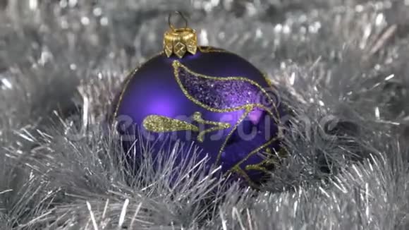 蓝色大新年和圣诞装饰玻璃球装饰视频的预览图