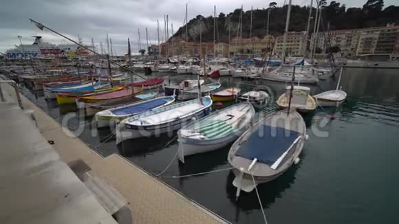 法国尼斯港许多不同的小型渔船视频的预览图