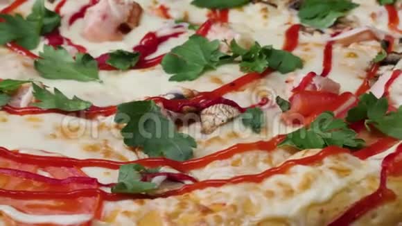 披萨背景奶酪特写框架宏观视野中的新鲜披萨披萨与莫扎雷拉火腿半樱桃番茄视频的预览图