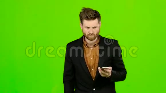 他在电话里和女友调情绿色屏幕视频的预览图