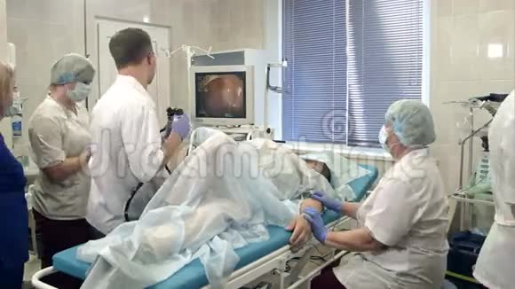对住院病人进行胃内窥镜检查的医疗队视频的预览图