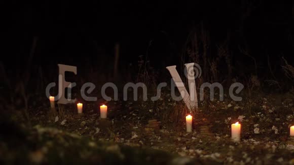 情侣男女在路上的夜晚公园点燃了蜡烛白字铭刻着爱情视频的预览图
