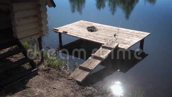 一个在湖边钓鱼的安静的地方视频的预览图