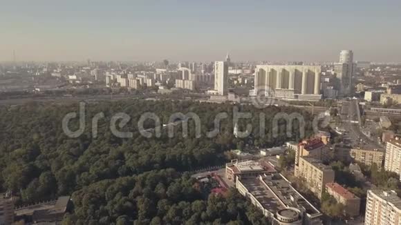 从飞行无人机城市公园和居民楼进行空中射击视频的预览图