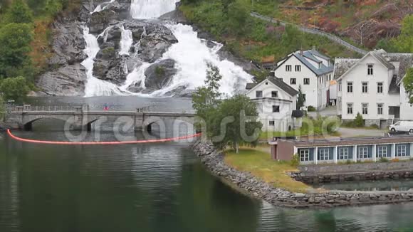 沉降落在山坡上挪威Hellesylt视频的预览图