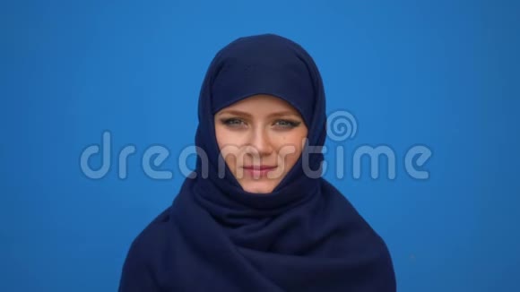 可爱的年轻穆斯林商界女性戴头巾看上去自信微笑平静视频的预览图