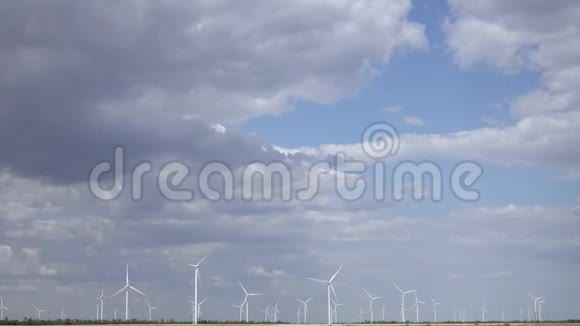 工业风能在厚厚的白云中涡轮蓝天视频的预览图