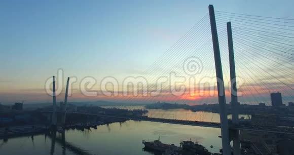 在戏剧性的日落背景下鸟瞰金桥视频的预览图