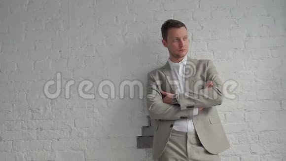 一个摄影师在一个砖墙背景上做一幅男性商业肖像摄影师大师班视频的预览图