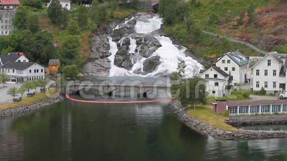 沉降落在山坡上挪威Hellesylt视频的预览图