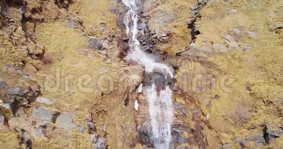 飞越黄山谷瀑布溪上空的空中飞行奠定了基础户外雪野自然替罪羊视频的预览图