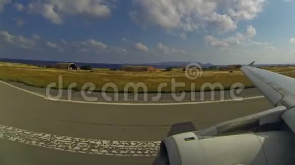 飞机从希腊克里特岛上的Heraklion机场起飞视频的预览图