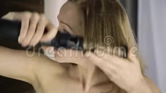 年轻的女人在镜子前用热梳子梳头护肤和家庭水疗视频的预览图