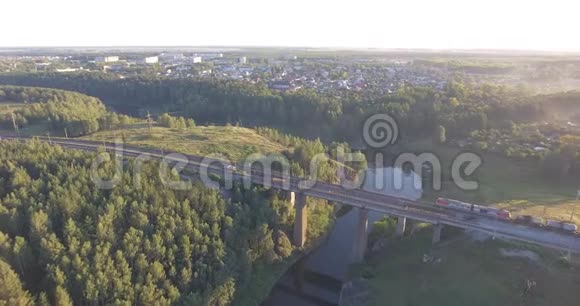 火车在铁路桥上视频的预览图