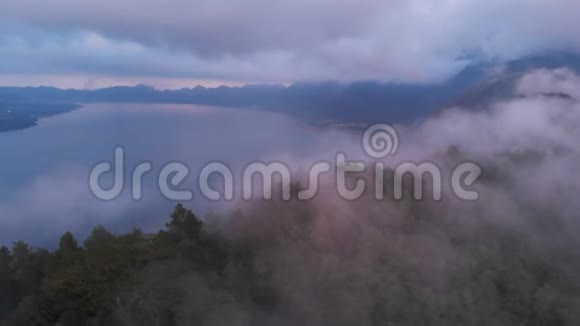 傍晚随着云层的蒸发鸟瞰巴图尔山和巴图尔湖视频的预览图