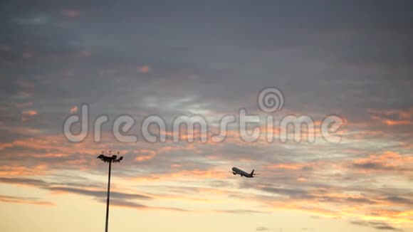 旅客飞机从国际机场起飞升空视频的预览图