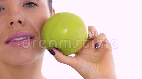 白底绿苹果美女画像视频的预览图