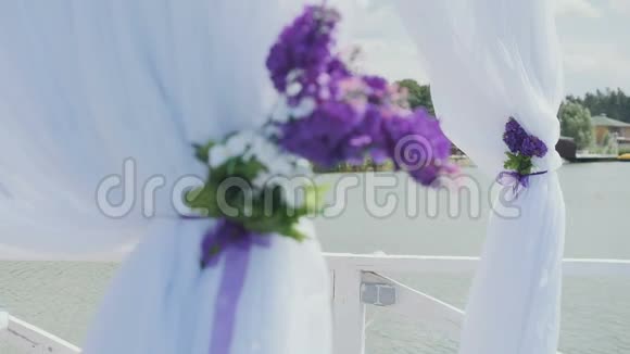 女性的手触摸着白色的带有鲜花的婚礼窗帘视频的预览图