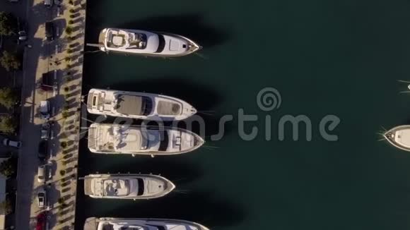 空中观景游艇船和卡塔马兰视频的预览图