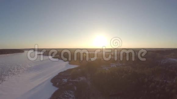 冰河上阳光明媚的一天视频的预览图