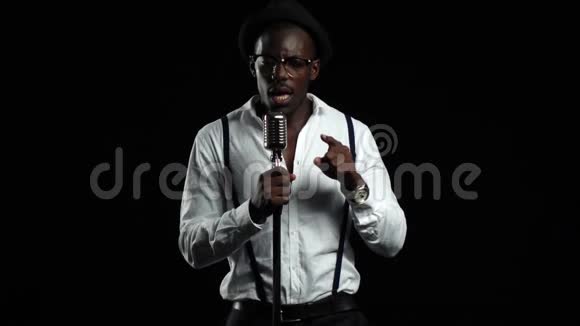 男歌手唱成麦克风和舞蹈黑色背景慢动作视频的预览图