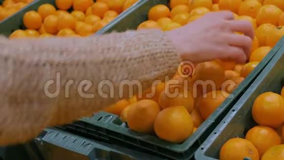 在杂货店买新鲜橘子的女人视频的预览图
