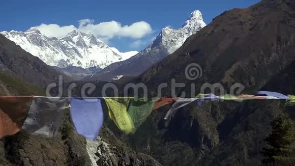 尼泊尔喜马拉雅山珠穆朗玛峰地区白色雪山的藏语祈祷旗视频的预览图