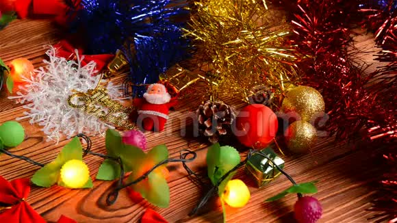 木桌上漂亮的圣诞装饰品视频的预览图