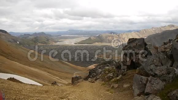 徒步旅行者来到熔岩斜坡上的山谷冰岛兰德曼纳劳加视频的预览图