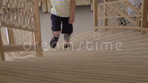 带着脚踏系统的孩子上楼FES疗法视频的预览图