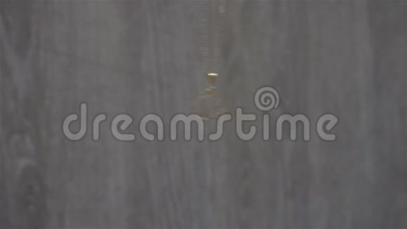 灰色背景上土耳其形状的金色吊坠视频的预览图