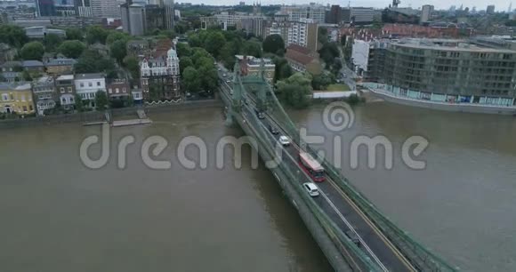 伦敦哈默史密斯大桥和泰晤士河的空中降景视频的预览图