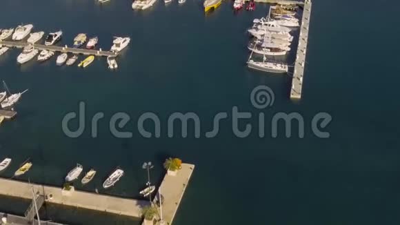 空中观景游艇船和卡塔马兰视频的预览图
