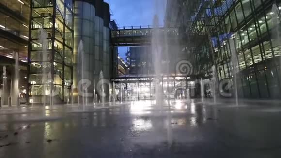 倾斜夜水喷泉建筑窗户背景视频的预览图