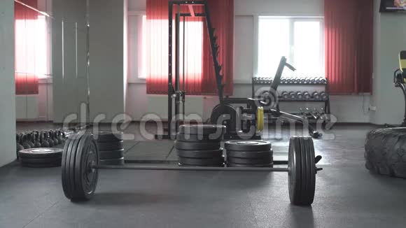 肌肉男进行重型举重运动视频的预览图