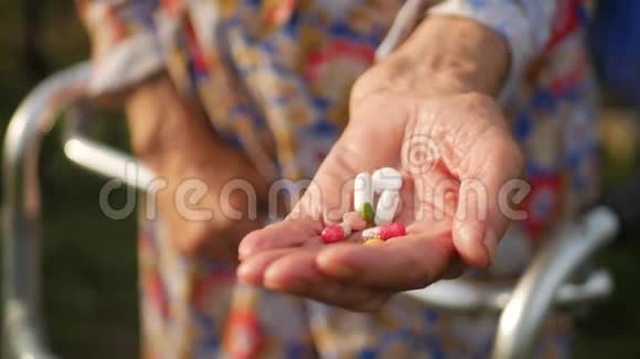 一个年老的女人手里拿着药一个年老的女人手里拿着药健康问题视频的预览图