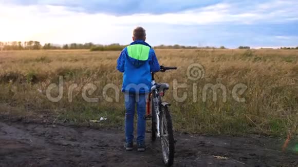 青少年骑自行车在新鲜空气中做运动旅行和积极娱乐视频的预览图