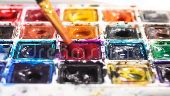艺术家画笔混合彩色油画在调色板上关闭视频的预览图