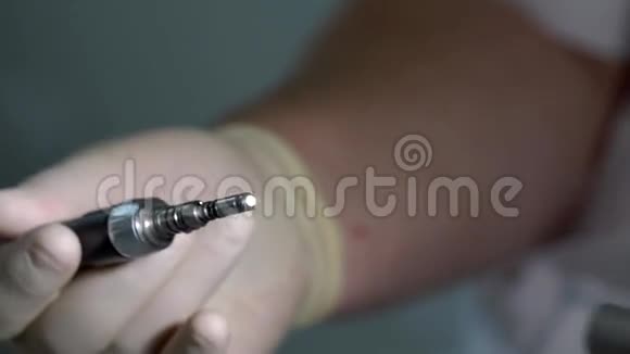 医生双手戴着适合电牙钻的手套特写镜头视频的预览图