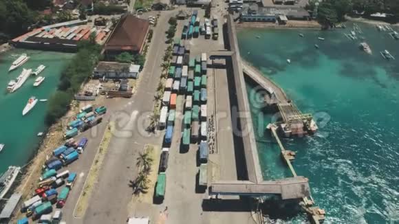 鸟瞰岛港码头视频的预览图