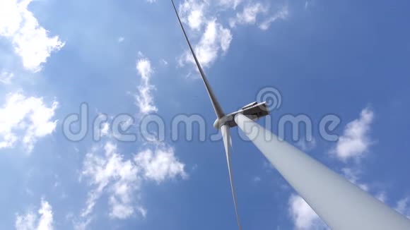 风力涡轮机从底部观看移动的云关门视频的预览图