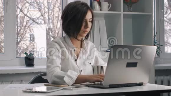 办公室里忙着多任务的有魅力的商界女性视频的预览图