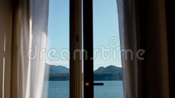 从打开的窗户看到拉戈马吉奥尔视频的预览图